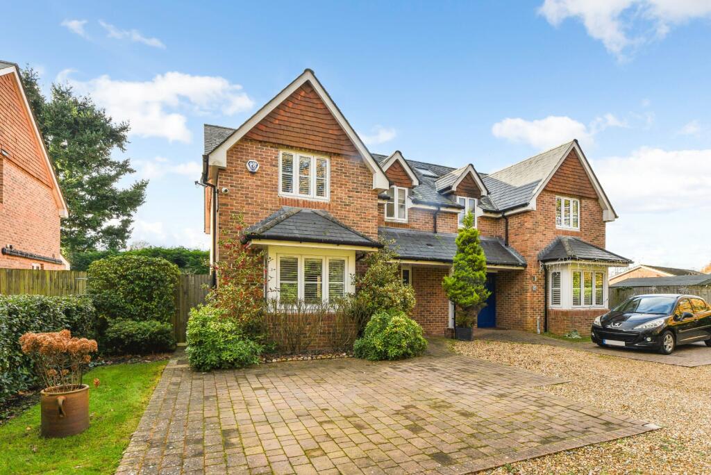 3 bedroom semidetached house for sale in Midhurst Road, Liphook
