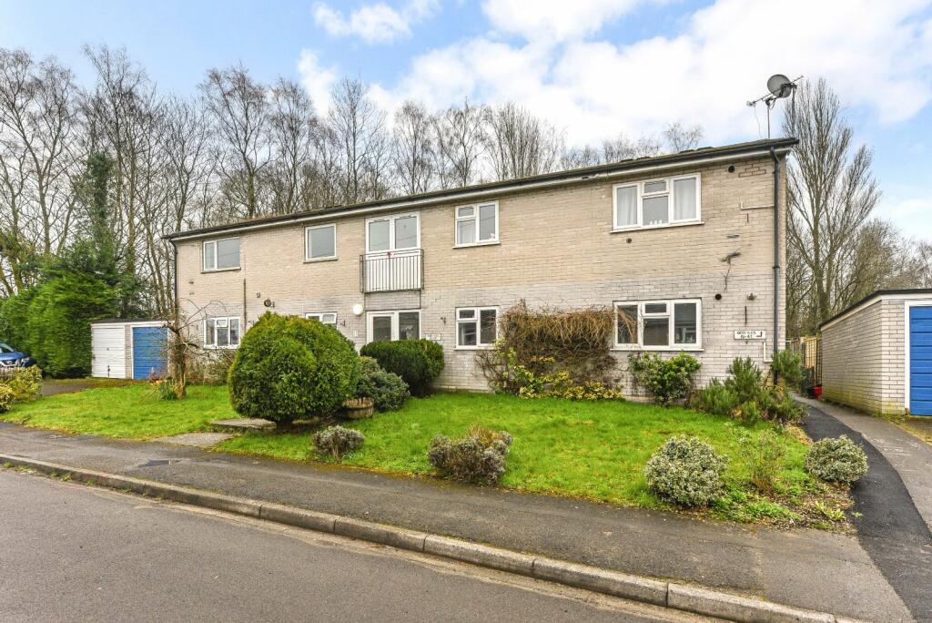 2 bedroom flat for sale in Manor Fields, Liphook, Hampshire, GU30
