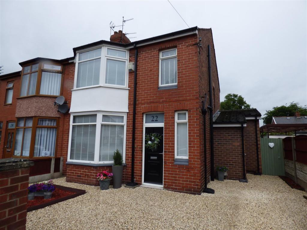 3 bedroom semidetached house for sale in Moorfield Road, Dentons Green