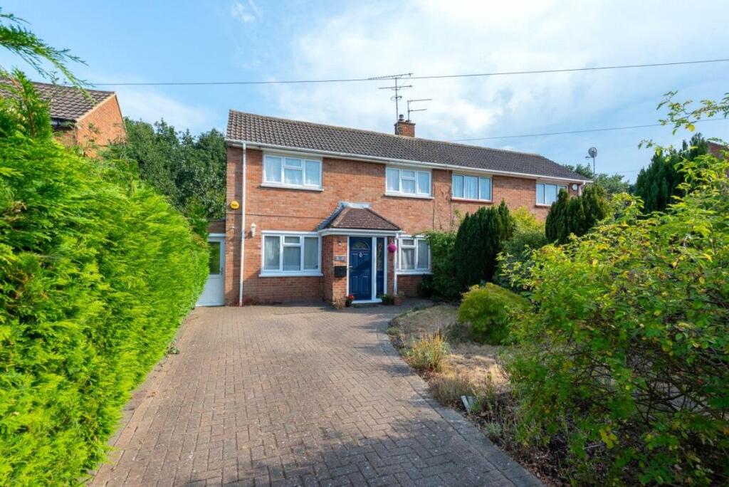 2 bedroom semidetached house for sale in Middlemoor Road, Frimley