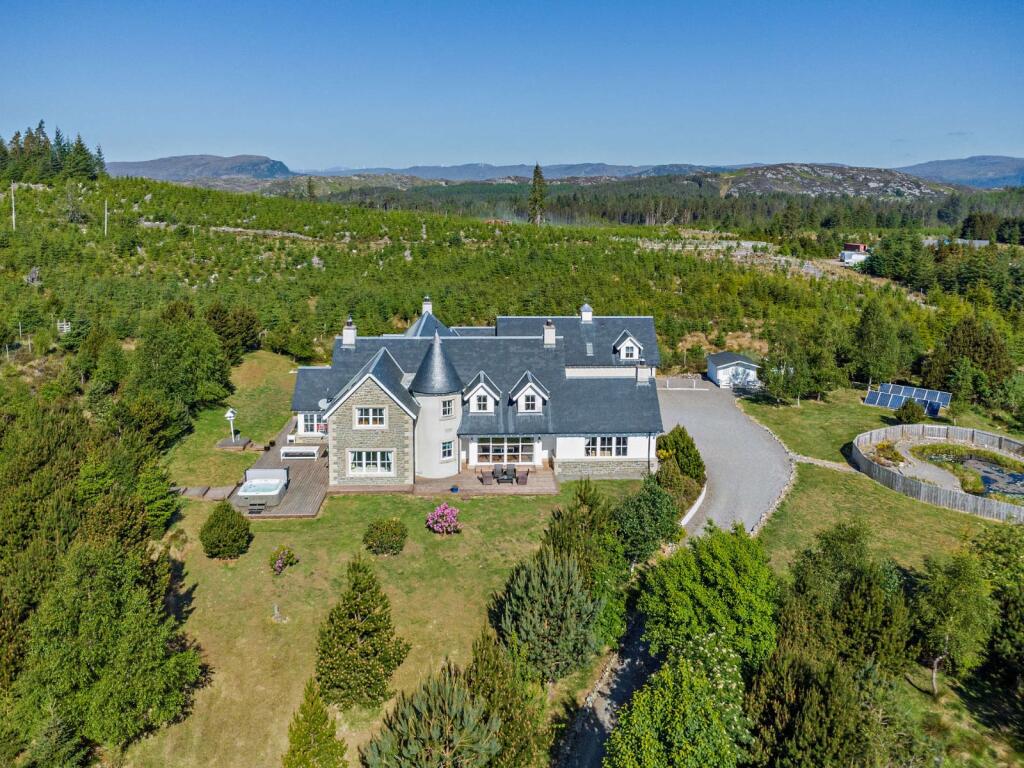 8 bedroom detached house