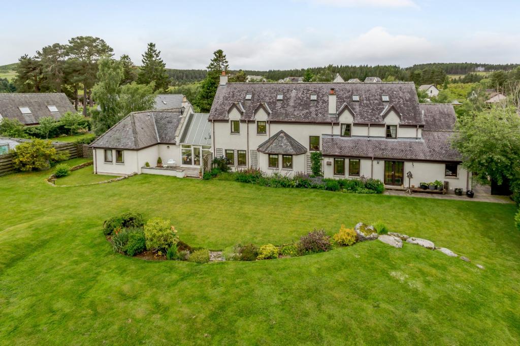 6 bedroom detached house for sale in Morile Mhor, Tomatin, Inverness, IV13