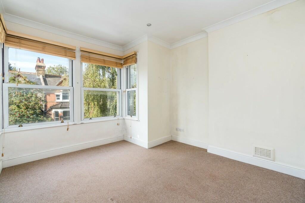 3 bedroom flat for sale in Oakhurst Grove, London, SE22