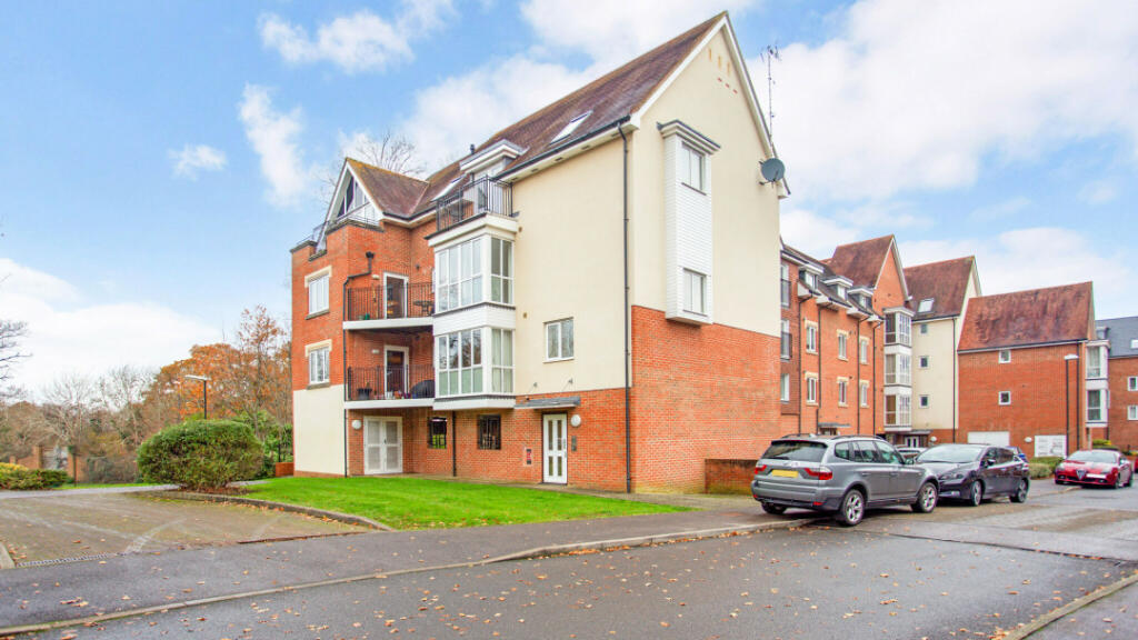 2 bedroom flat for sale in Road, Crawley, West Sussex, RH10
