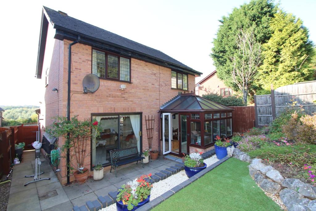 4 bedroom detached house for sale in Hopton Drive, Kidderminster, DY10