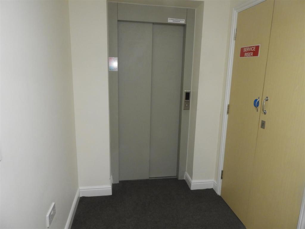 1 bedroom flat for sale in Cricklade Road, Swindon, SN2