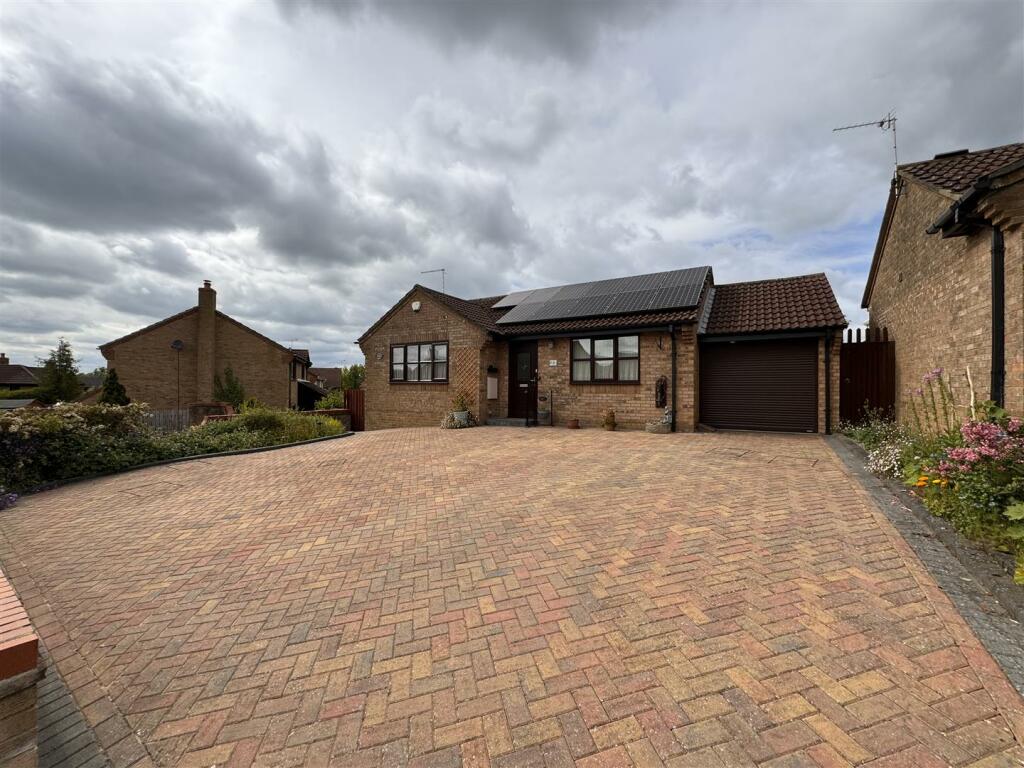 2 bedroom detached house for sale in Shropshire Close, Shaw, Swindon, SN5