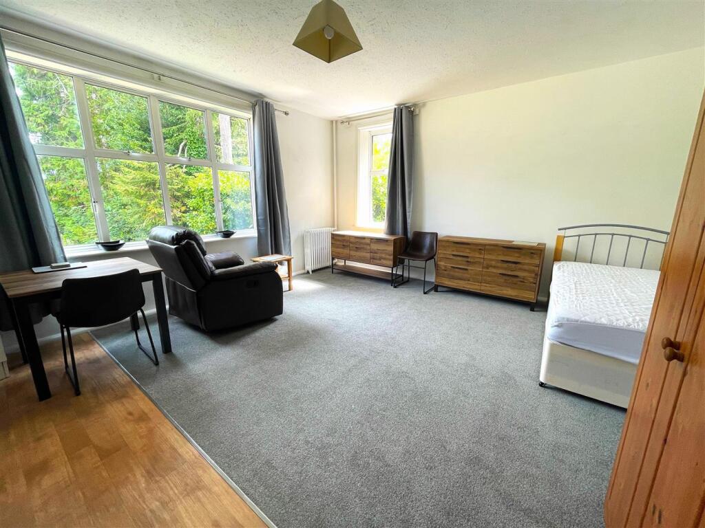 Main image of property: Reading Road South, Fleet