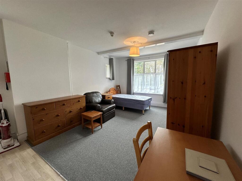 Main image of property: Reading Road South, Fleet