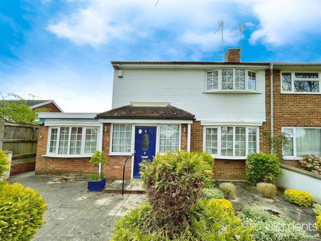 4 bedroom end of terrace house for sale in Woodfarm Road, Adeyfield