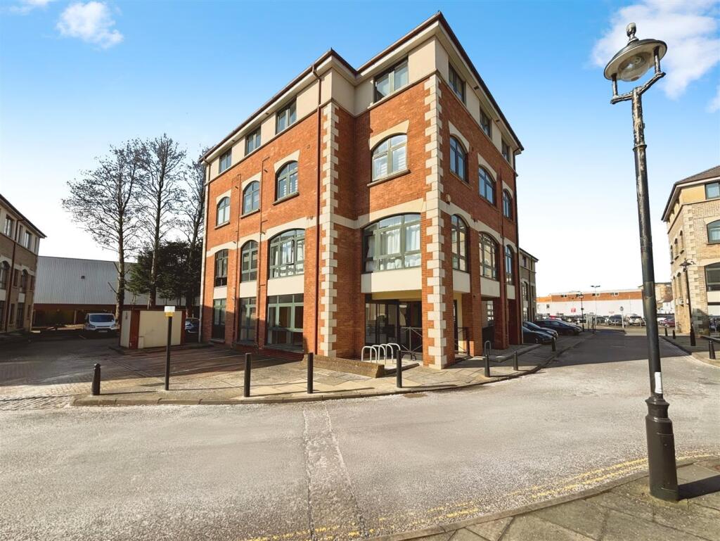 Main image of property: Kensington House , Corner Hall, Hemel Hempstead