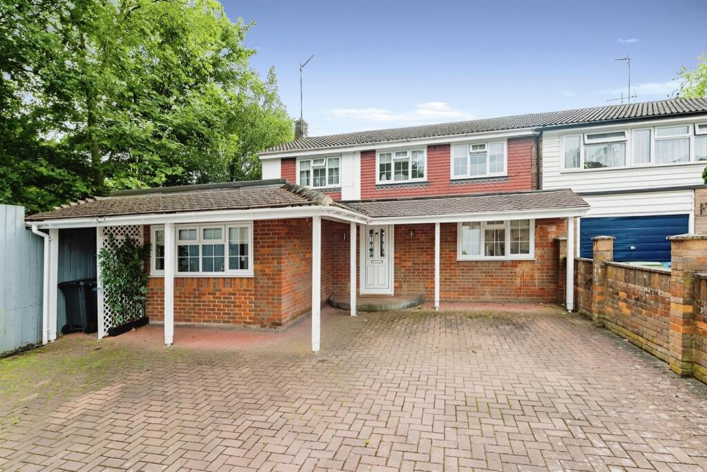 Main image of property: Chalfont Close, Hemel Hempstead