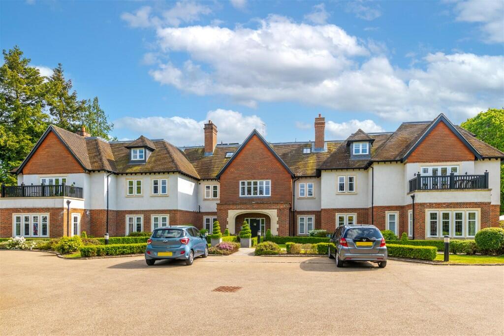 3 bedroom apartment for sale in Heath Drive, Tadworth, Surrey, KT20