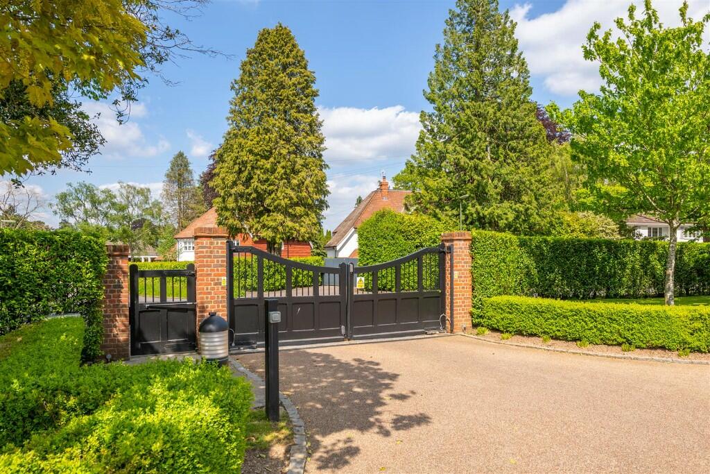 3 bedroom apartment for sale in Heath Drive, Tadworth, Surrey, KT20