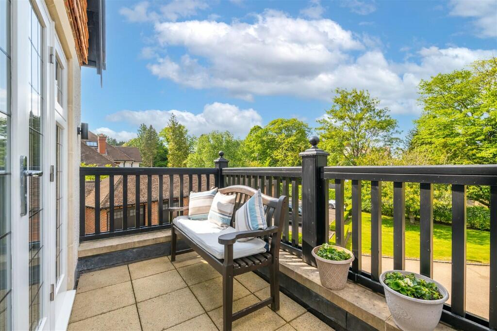 3 bedroom apartment for sale in Heath Drive, Tadworth, Surrey, KT20