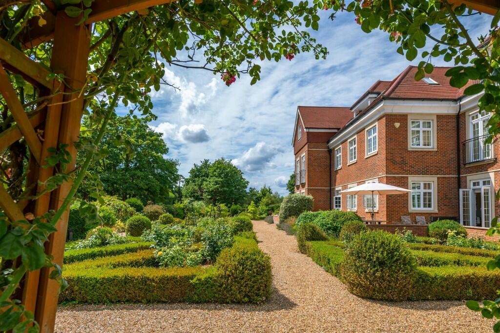 2 bedroom apartment for sale in Flanchford Road, Reigate, Surrey, RH2