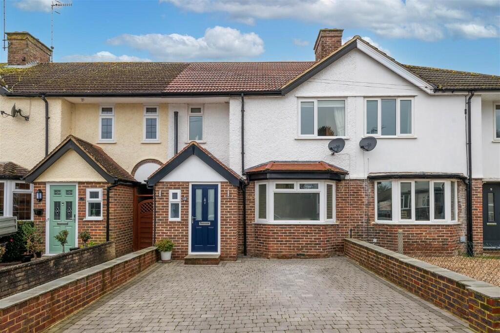 3 bedroom terraced house for sale in Lyndhurst Road, Reigate, Surrey, RH2
