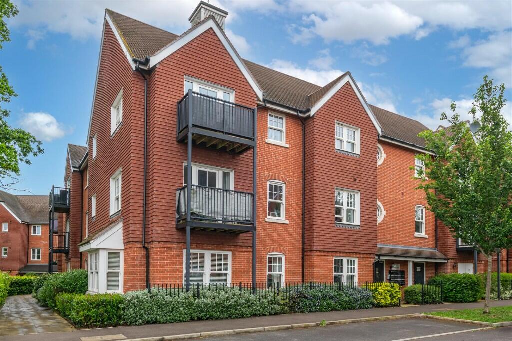 2 bedroom apartment for sale in ber Street, Horley, Surrey, RH6