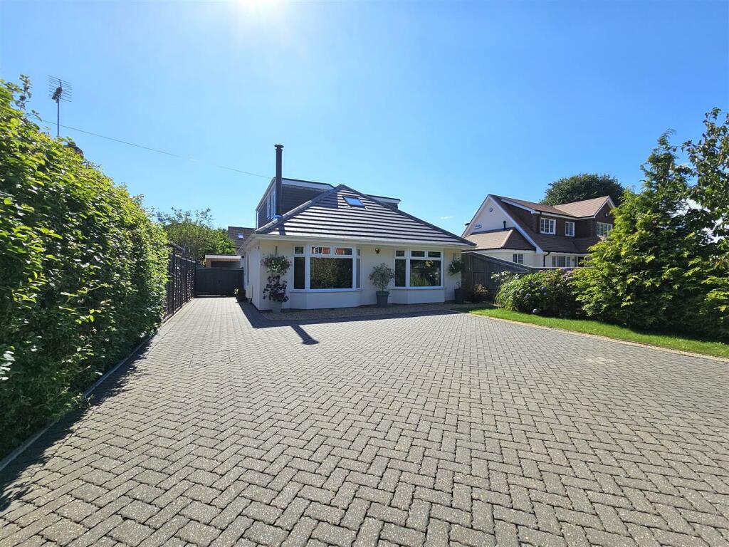 4 bedroom chalet for sale in Segensworth Road, Titchfield Park, PO15