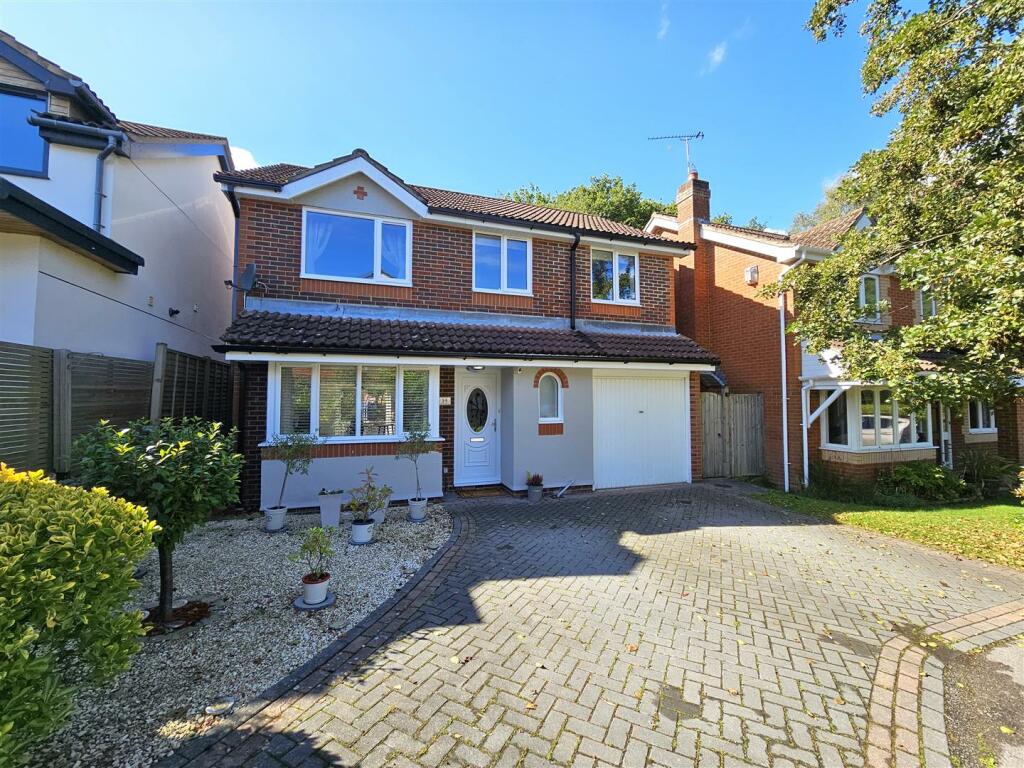 4 bedroom detached house for sale in Tulip Gardens, Locks Heath