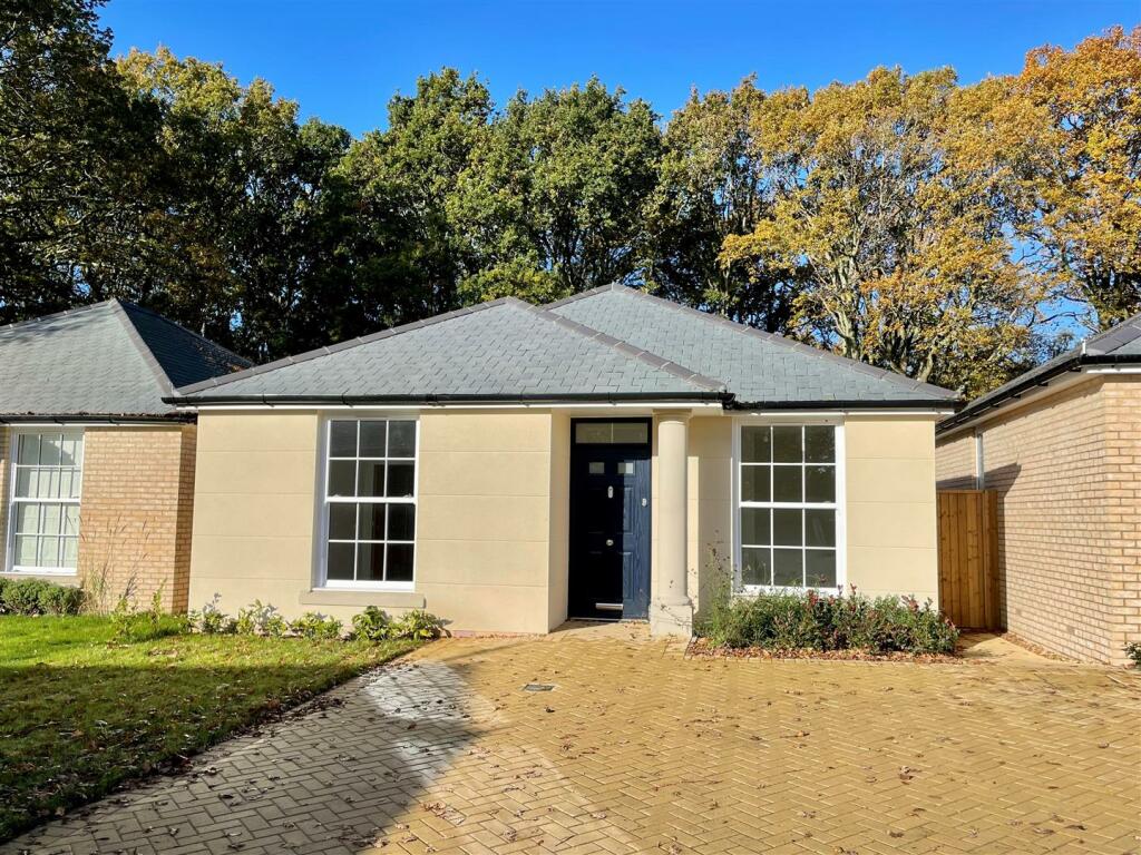 2 bedroom detached bungalow for sale in Segensworth Road, Titchfield