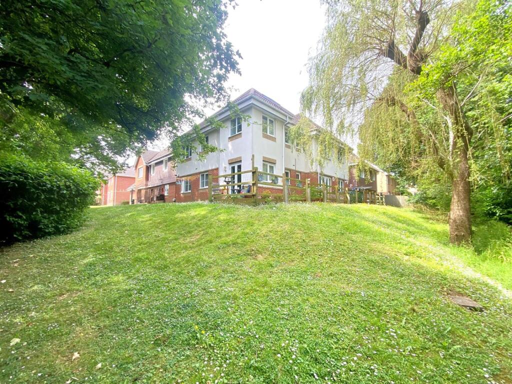 2 bedroom apartment for sale in Park Cottage Drive, Titchfield Park, PO15