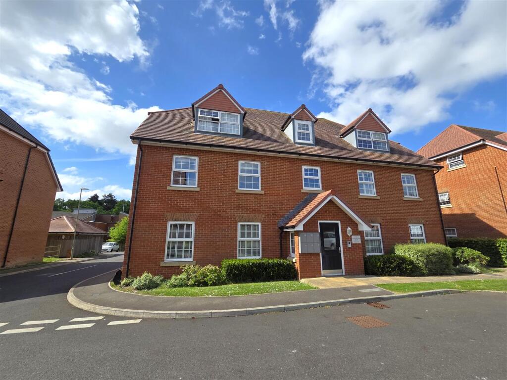 Main image of property: Gloucester Drive, Sarisbury Green, Southampton