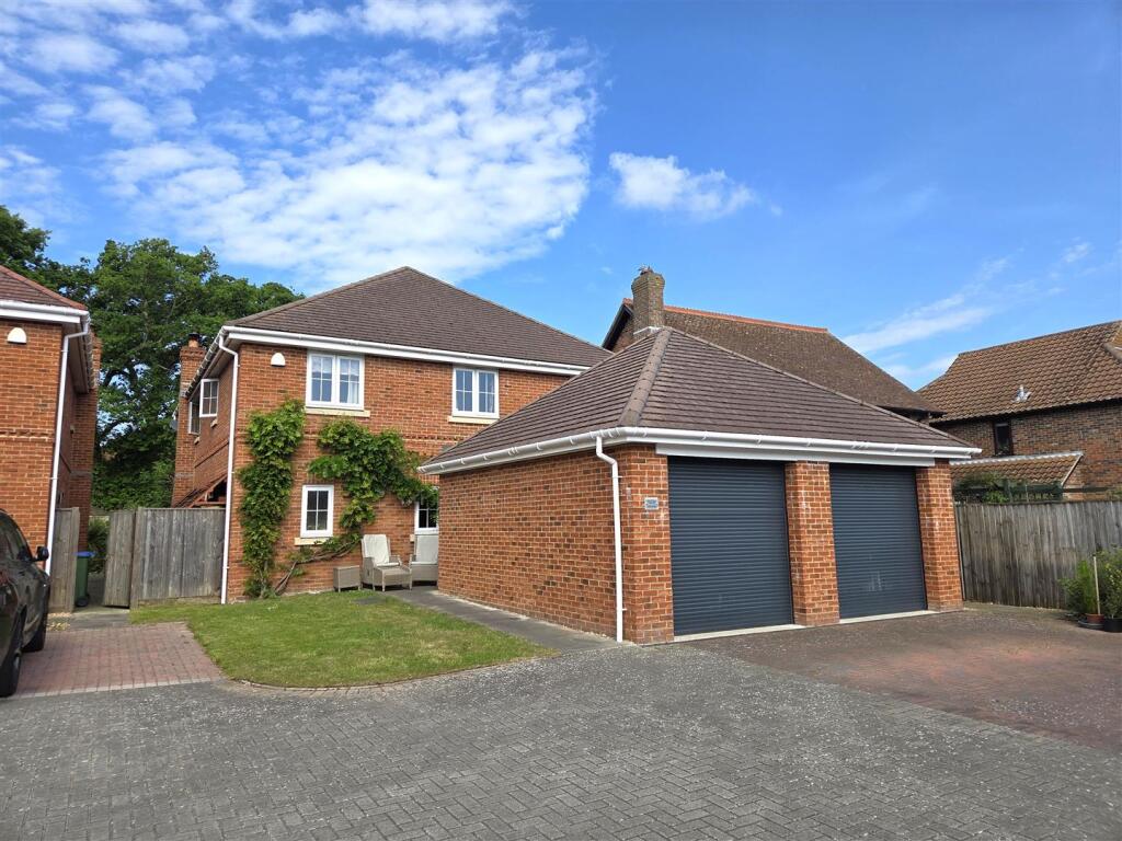 Main image of property: Locks Road, Locks Heath, Southampton