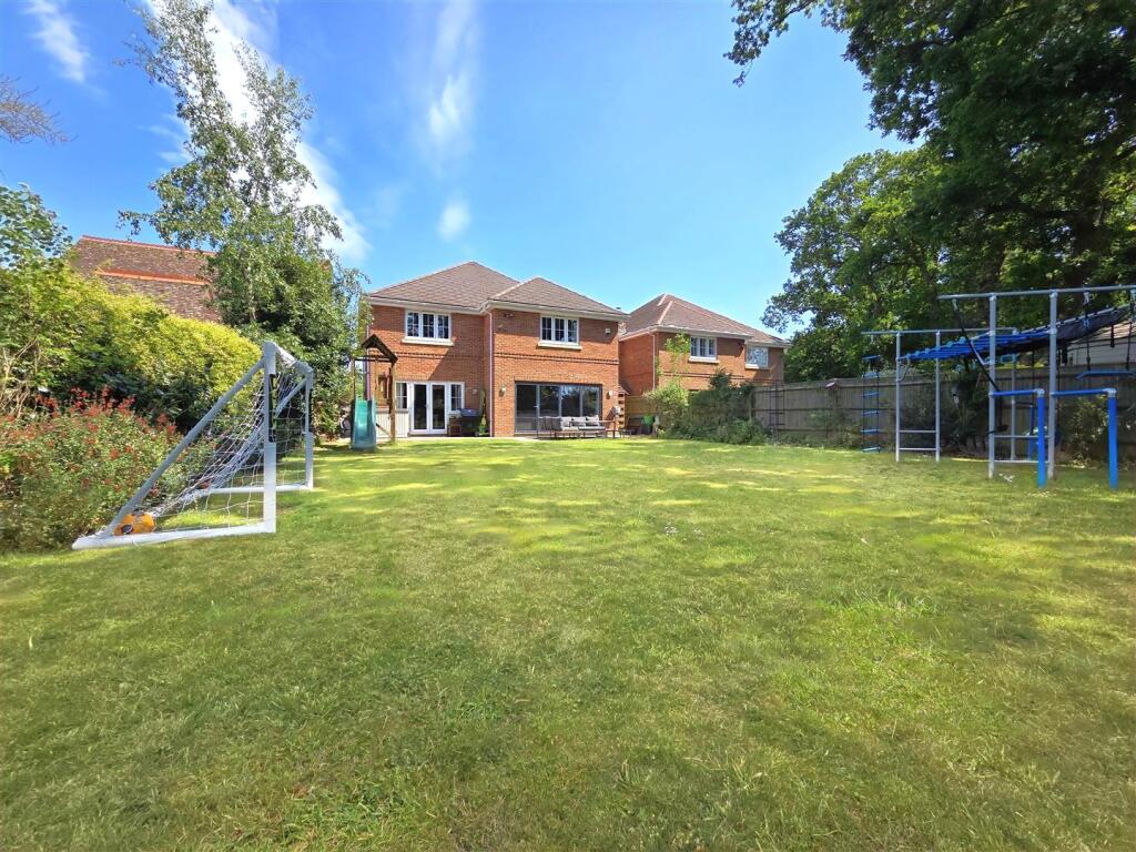 Main image of property: Locks Road, Locks Heath, Southampton