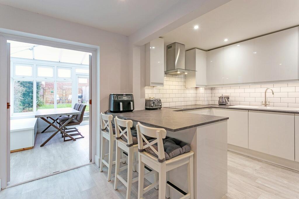 2 bedroom terraced house for sale in Lyneham Gardens, Cranbrook Drive