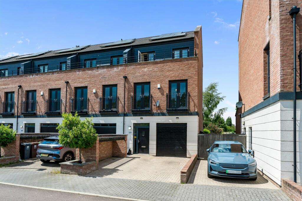 5 bedroom town house for sale in Michaels Close, Manchester, M22