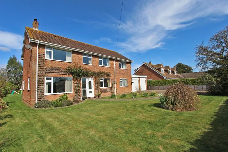 4 bedroom detached house for sale in Middle Road, Tiptoe, Lymington