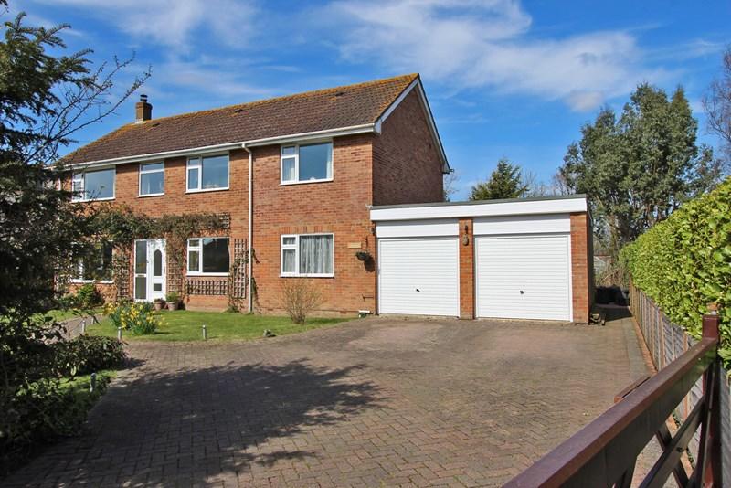 4 bedroom detached house for sale in Middle Road, Tiptoe, Lymington