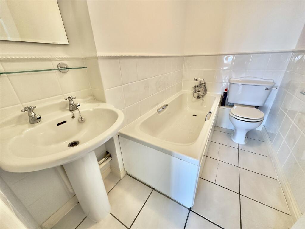 2 bedroom apartment for sale in Hurst Road, Milford on Sea, Lymington