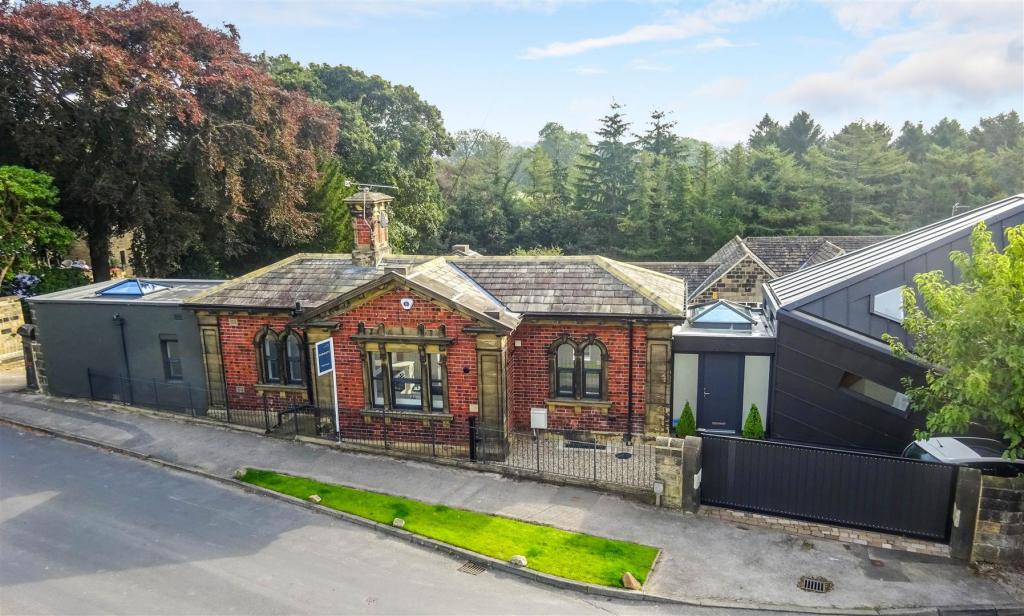 3 bedroom detached house for sale in Park Ghyll Lodge, Old Hollings