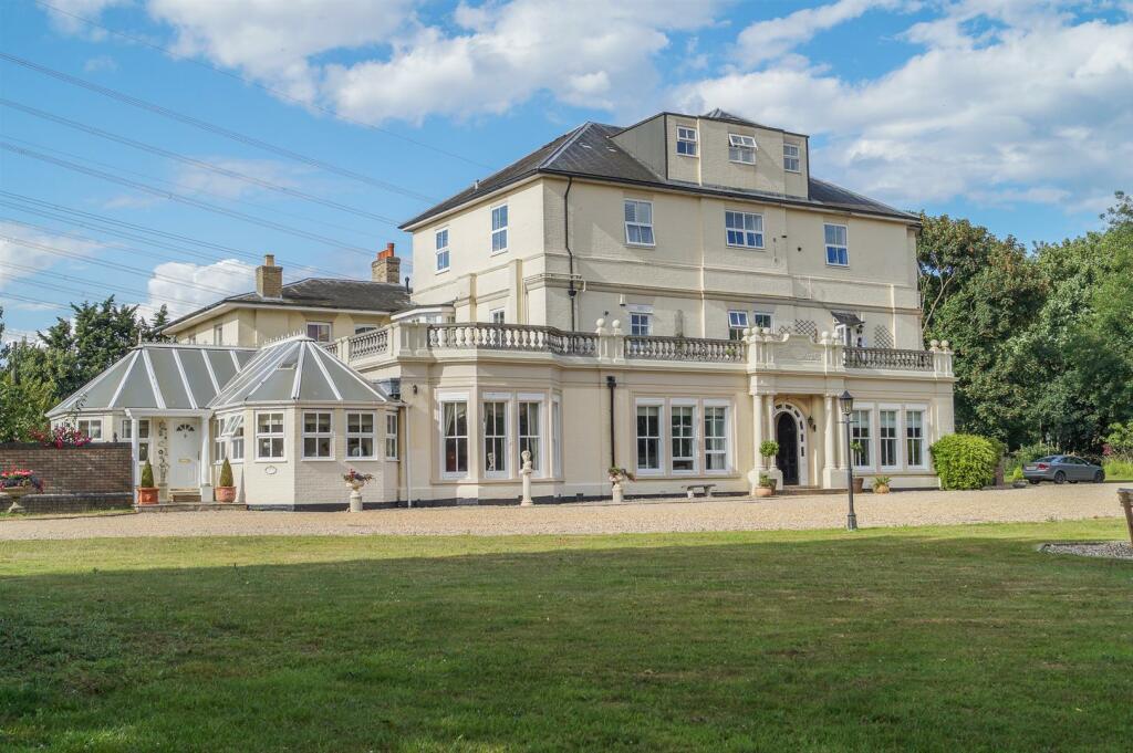 2 bedroom apartment for sale in Aldringham, Suffolk, IP16