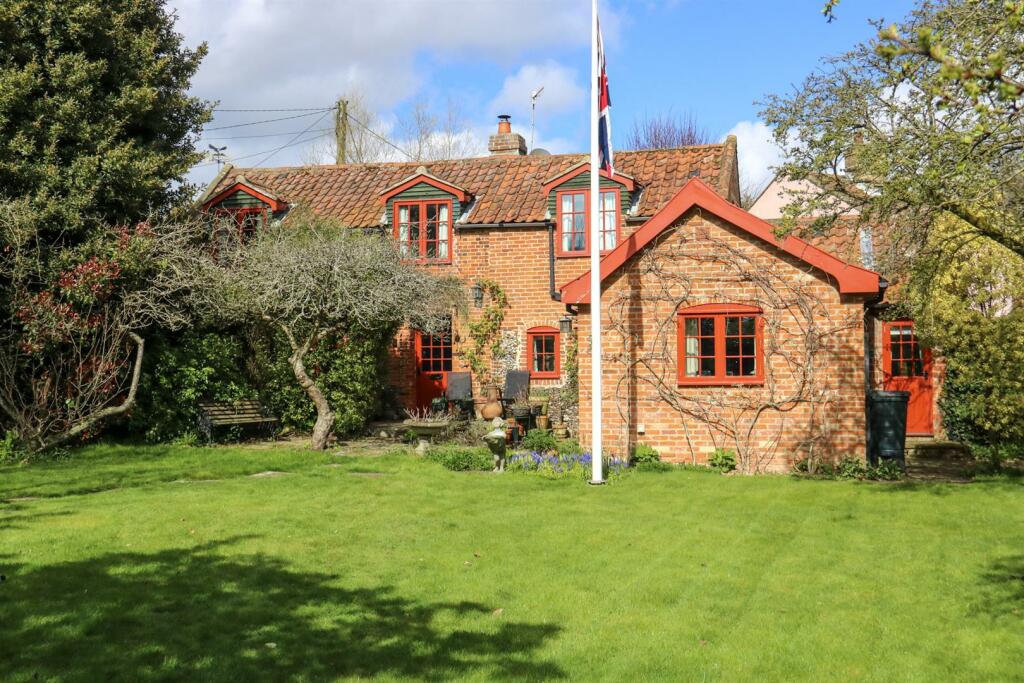 3 bedroom detached house for sale in Westleton, Suffolk, IP17