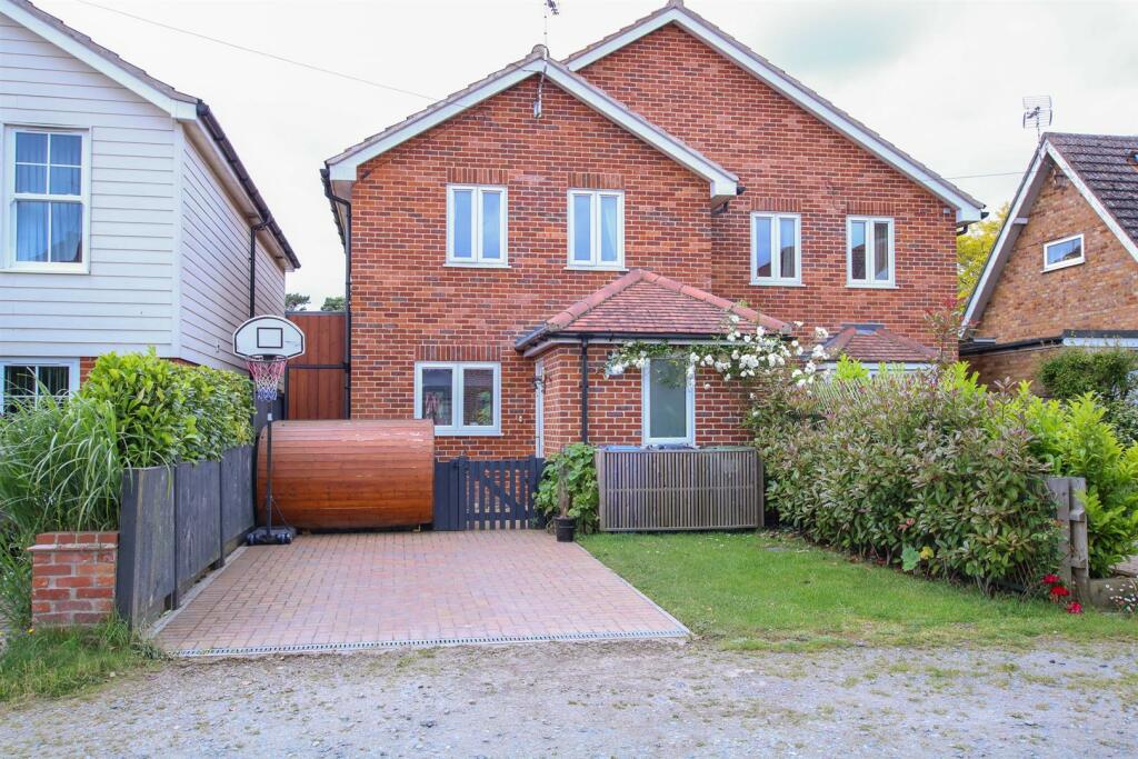 3 bedroom semidetached house for sale in Reydon, Suffolk, IP18