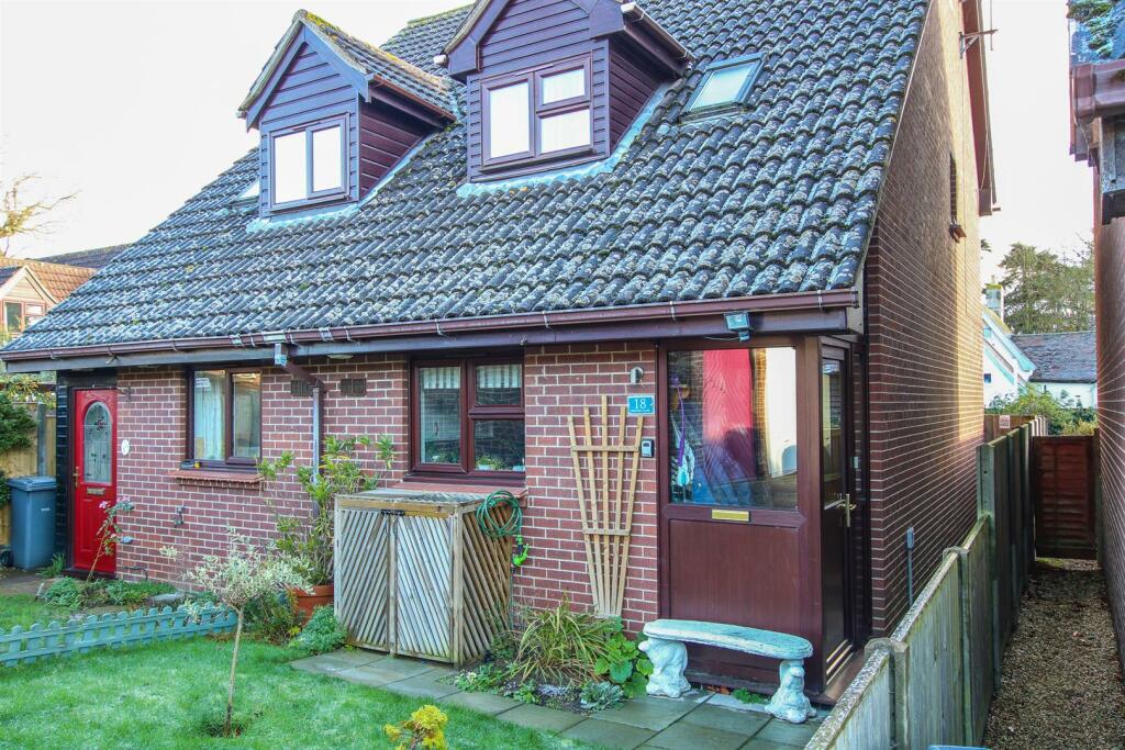 2 bedroom semidetached house for sale in Saxmundham, Suffolk, IP17