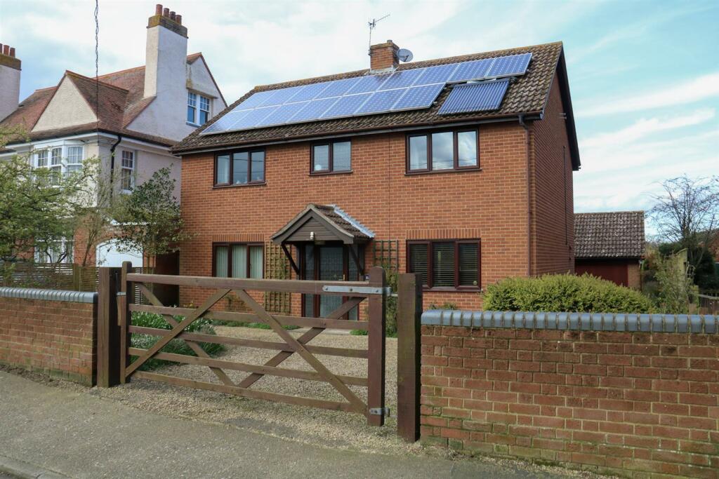4 bedroom detached house for sale in Fairfield Road, Saxmundham, IP17