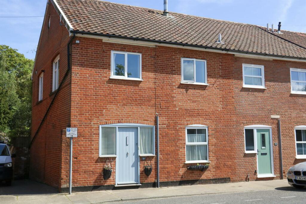 4 bedroom end of terrace house for sale in Saxmundham, Suffolk, IP17