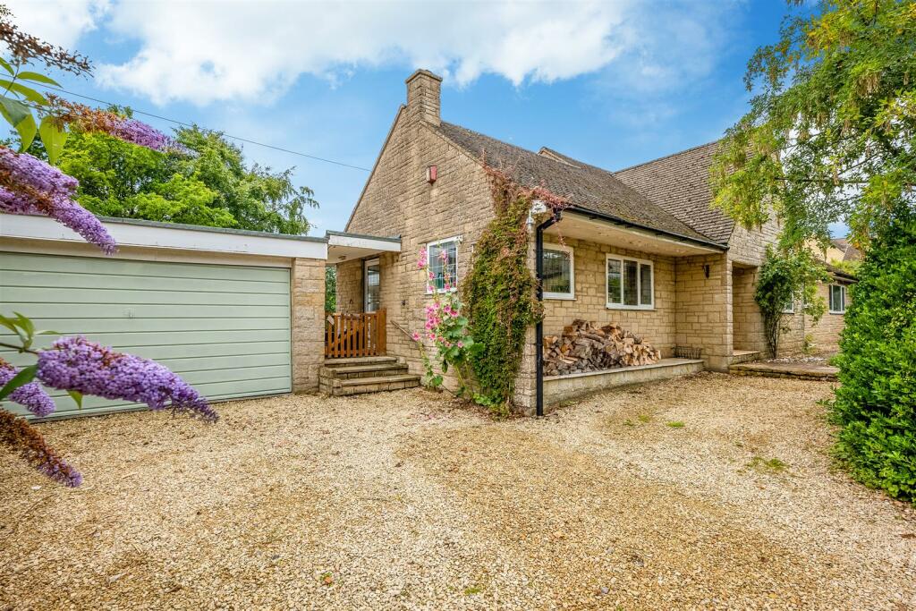 5 bedroom detached bungalow for sale in The Pine Tree, Over Norton., OX7