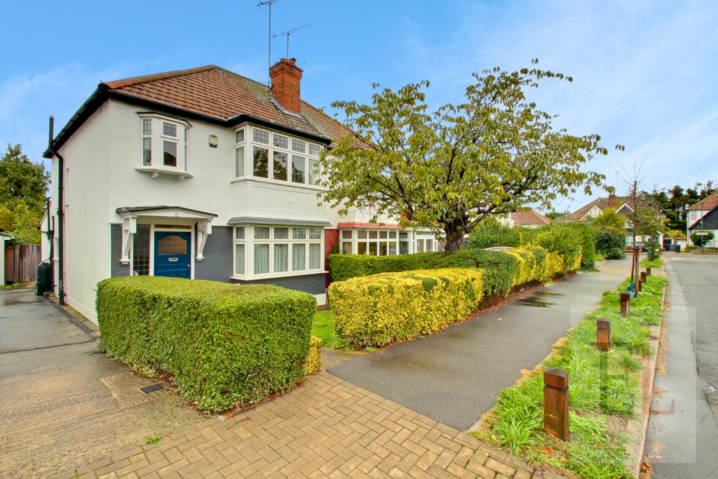 3 bedroom semidetached house for sale in Abbotts Drive, Wembley