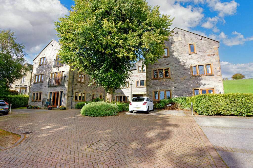 2 bedroom flat for sale in Grimescar Road, Huddersfield, HD2