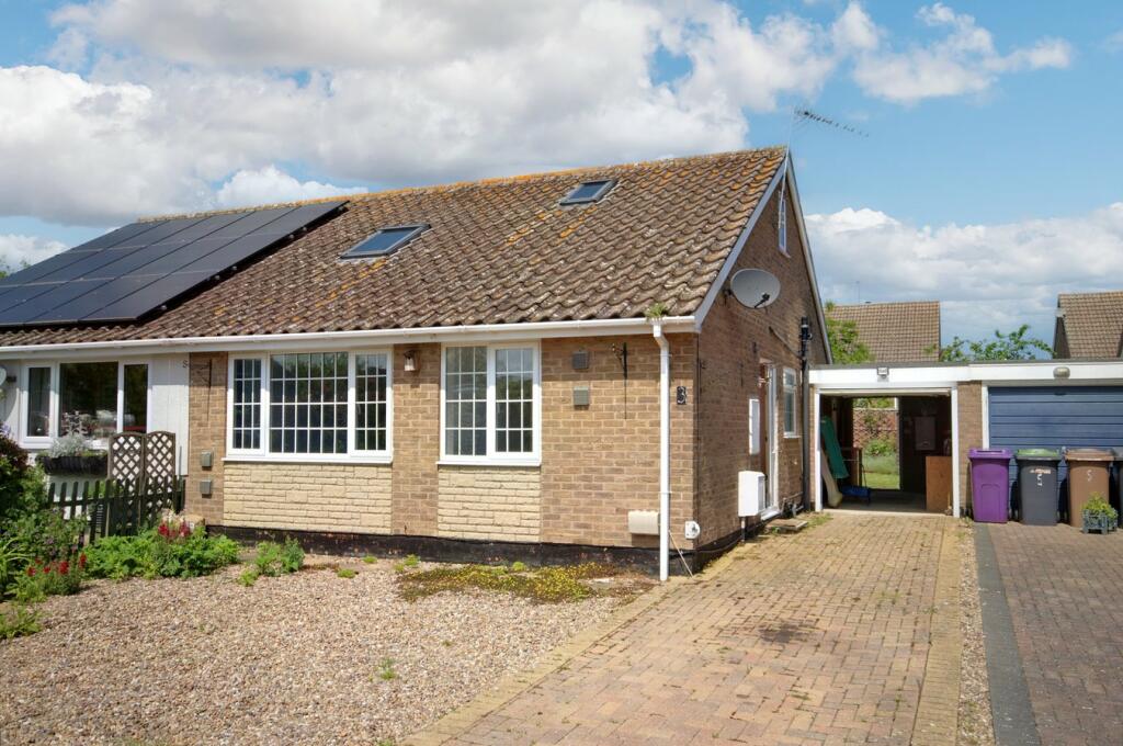 3 bedroom semidetached house for sale in Sleaford Road, Cranwell