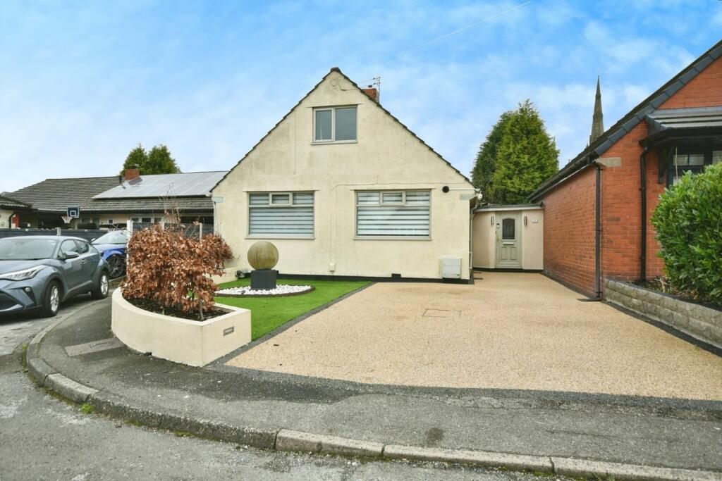 3 bedroom detached bungalow for sale in Bank Top, AshtonunderLyne, OL6
