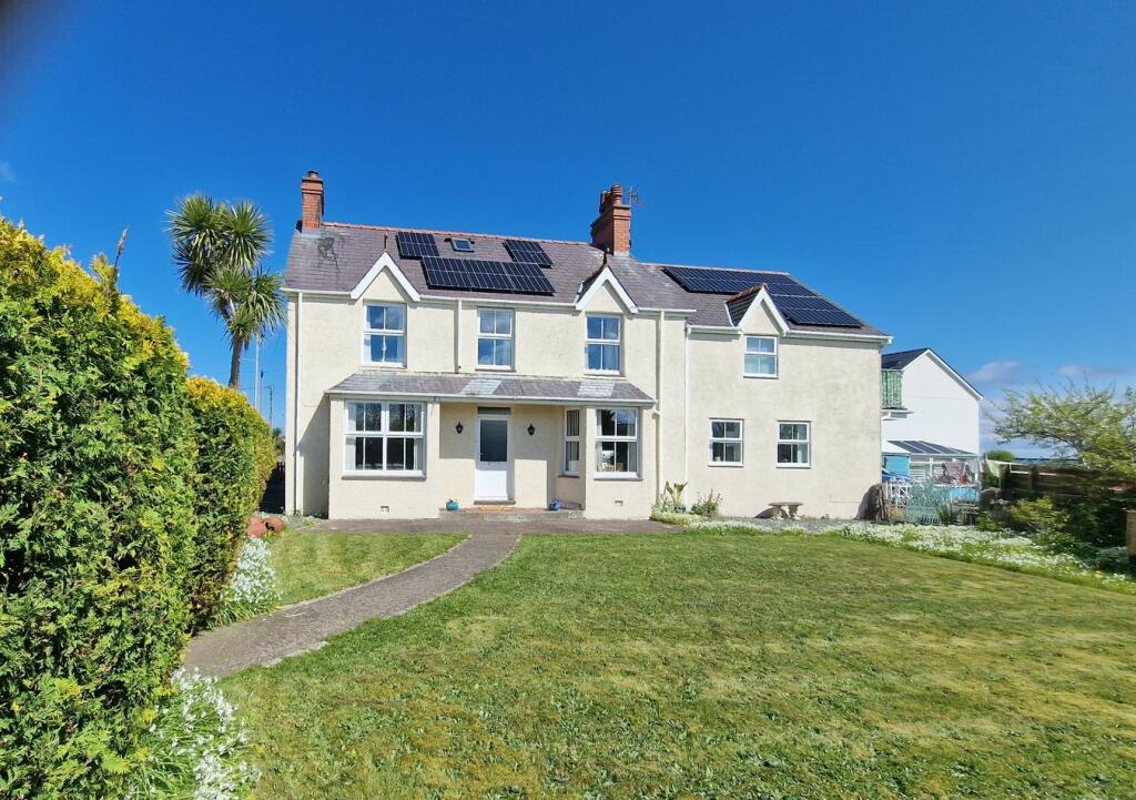 5 bedroom detached house for sale in Amlwch Road, Benllech, TynYGongl