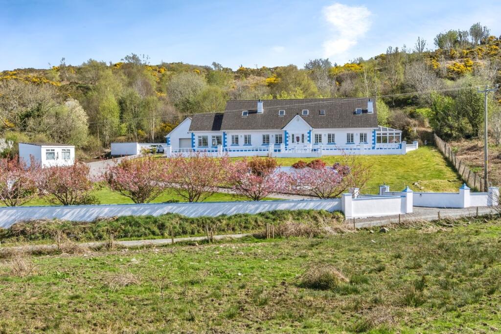 6 bedroom detached house