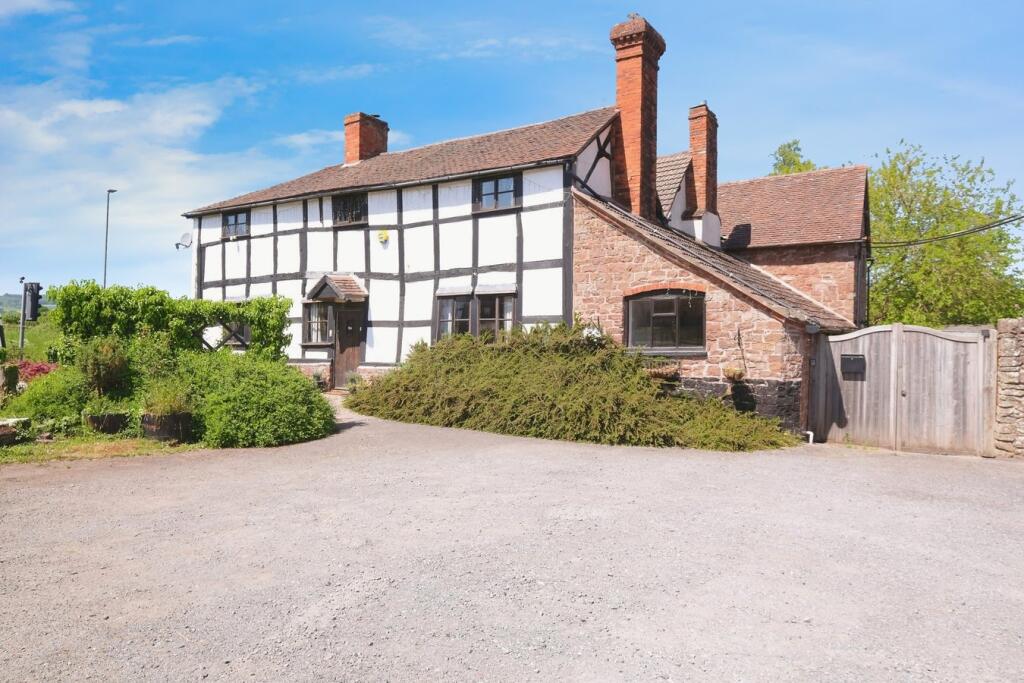 6 bedroom detached house