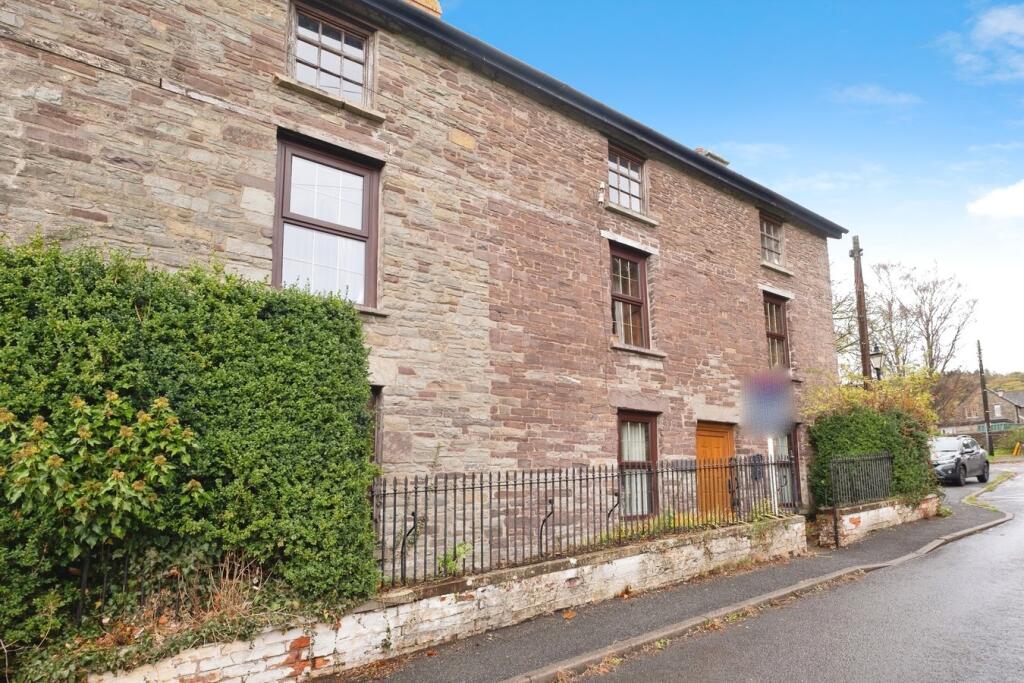 5 bedroom detached house